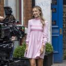 Tilly Keeper – With Lukas Gage film ‘You’ in the borough market in London - 454 x 701