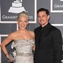 Pink and Carey Hart - The 52nd Annual Grammy Awards (2010) - 422 x 612