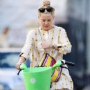 Kate Hudson – With Danny Fujikawa and Stella McCartney and Alasdhair Willis on a bike ride