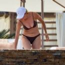 Erin Andrews – With husband Jarret Stoll enjoying their romantic getaway in Los Cabos - 454 x 324