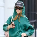 Natalia Dyer – Pictured in an oversized green hoodie while out in Manhattan’s SoHo - 454 x 688