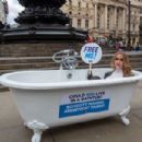 Faye Winter – Poses for orcs in a bathtub in Piccadilly Circus – London - 454 x 303