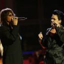 Steve Tyler and Pink - VH1/Vogue Fashion Awards 2002 - 454 x 304