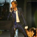 David Bowie - VH1/Vogue Fashion Awards (2002) - 409 x 612