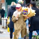 Busy Philipps – Shops for flowers in New York - 454 x 681