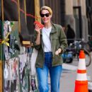 Leslie Bibb – Out on a stroll in New York - 454 x 670