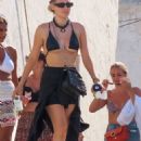 Demi Sims – Seen on a vacation in Chora at Mykonos - 454 x 681