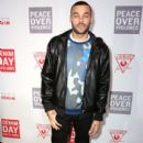 Don Benjamin attends the GUESS Foundation and Peace Over Violence Denim Day Cocktail Event at at MOCA Grand Avenue on March 22, 2016 in Los Angeles, California - 400 x 600