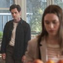 You - Penn Badgley and Victoria Pedretti (2019) - 454 x 369