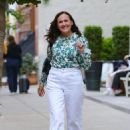 Molly Shannon – In white pants running some errands in New York - 454 x 681