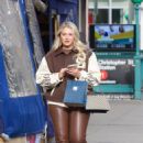 Iskra Lawrence – Make-up free in brown leather pants while shopping in Manhattan - 454 x 669