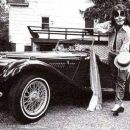 Peter Criss has a photo shoot with photographer Fin Costello at Costello's house in Connecticut with Costello's car - 454 x 379