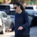 Jennifer Garner – Carries a tray of coffees back to her car in Brentwood