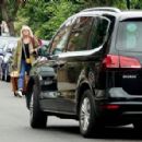 Tamzin Outhwaite – Spotted getting into an Addison Lee cab in London - 454 x 296