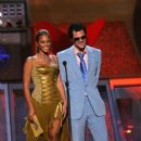 Beyonce and John Knoxville- The 2003 MTV Movie Awards - 393 x 612