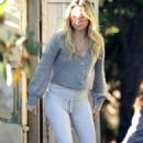 Kate Hudson – Steps out in a cropped sweater and leggings in Los Angeles
