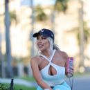 Lisa Opie – Is seen on a walk in Miami - 454 x 681