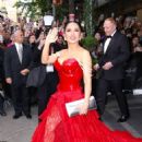 Salma Hayek – In red dress at Met gala in New York - 454 x 681