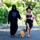 Courtney Stodden – With her fiancé Chris and their dogs - 454 x 443
