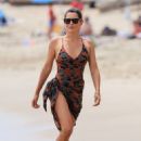 Danielle Bux (Lineker) – I na bikini in Malibu - 454 x 636