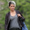 Halle Berry – Seen in Hyde Park on the set of ‘Our Man From Jersey’ in London - 454 x 671