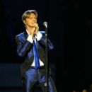 David Bowie - VH1/Vogue Fashion Awards (2002) - 409 x 612