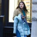 Suri Cruise – Carrying a pink luggage in New York - 454 x 724