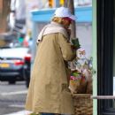 Busy Philipps – Shops for flowers in New York - 454 x 681