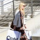 Claudia Schiffer Shopping at Crate and Barrel - 454 x 631