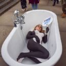 Faye Winter – Poses for orcs in a bathtub in Piccadilly Circus – London - 454 x 432