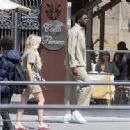 Kendra Shaw – Shopping candids in Florence - 454 x 334