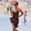 Danielle Bux (Lineker) – I na bikini in Malibu - 454 x 636