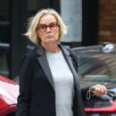 Jessica Lange – Steps out for a retail therapy session in New York - 454 x 681