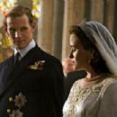 The Crown (2016) - 454 x 302
