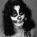 On August 25. 1974, the second “Hotter Than Hell” photo session took place at The Stage, Hollywood, California, with photographer Norman Seeff - 454 x 353