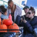 Miley Cyrus – Grabbing lunch at Erewhon with a mystery man in Stidio City - 454 x 303