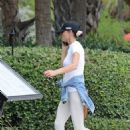 Bethenny Frankel – Goes for a stroll in Miami Beach - 454 x 681