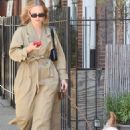 Sailor Brinkley-Cook – On a walk with her dog in New York - 454 x 681