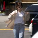 Katherine Schwarzenegger – Shopping at the Brentwood Country Mart - 454 x 681