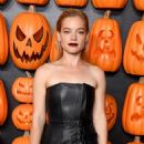 Jane Levy – At the premiere of ‘Halloween Ends’ in Los Angeles - 454 x 681