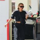 Maria Menounos – Arrives at a skin care clinic in Beverly Hills - 454 x 636
