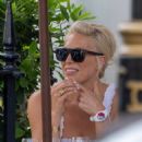 Hannah Waddingham – On a lunch with friends in London’s Soho - 454 x 681