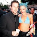 Mark Wahlberg and Gwen Stefani - The MTV Video Music Awards 1998 - 423 x 612