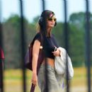 Emily Ratajkowski – Spotted at the airport in East Hampton