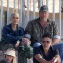 Gwen Stefani – With Blake Shelton watch her son play a game in Los Angeles - 454 x 368