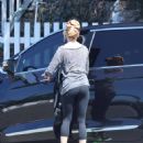 Renee Zellweger – Running errands in Laguna Beach - 454 x 582