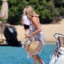 Goldie Hawn – Seen with Kurt Russell in Greece - 454 x 617