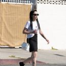 Amanda Bynes – Takes a stroll in the Melrose District of Los Angeles - 454 x 561