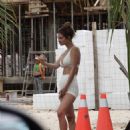 Francesca Farago – Out in Tulum - 454 x 610