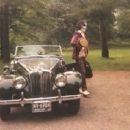 Peter Criss has a photo shoot with photographer Fin Costello at Costello's house in Connecticut with Costello's car - 454 x 438